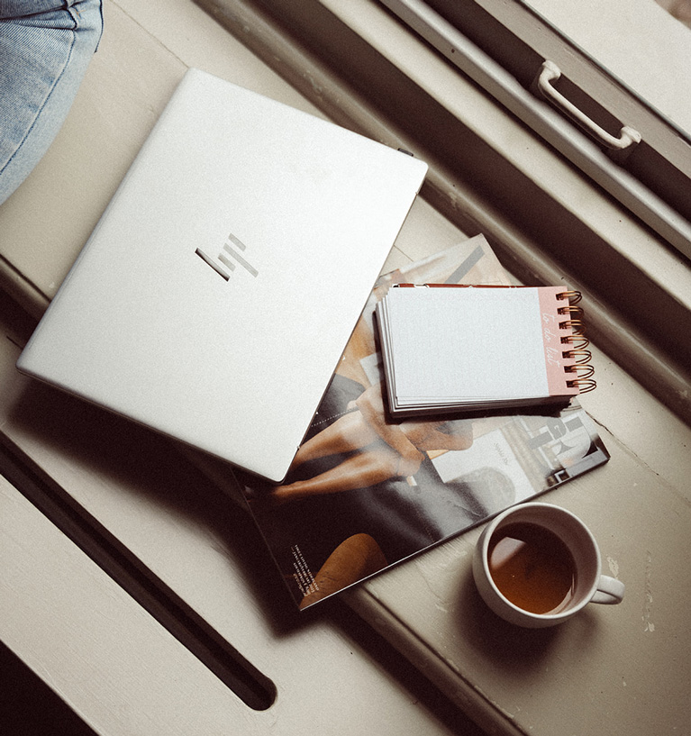 curus-hoe-cursus-werkt Een laptop, een notitieblok en een kop koffie