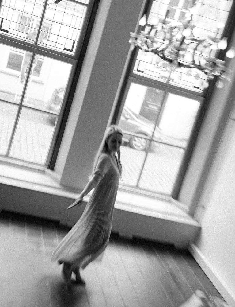 curus-wat-je-krijgt Fleury in een mooie jurk dansend op een houten vloer van een oud pand